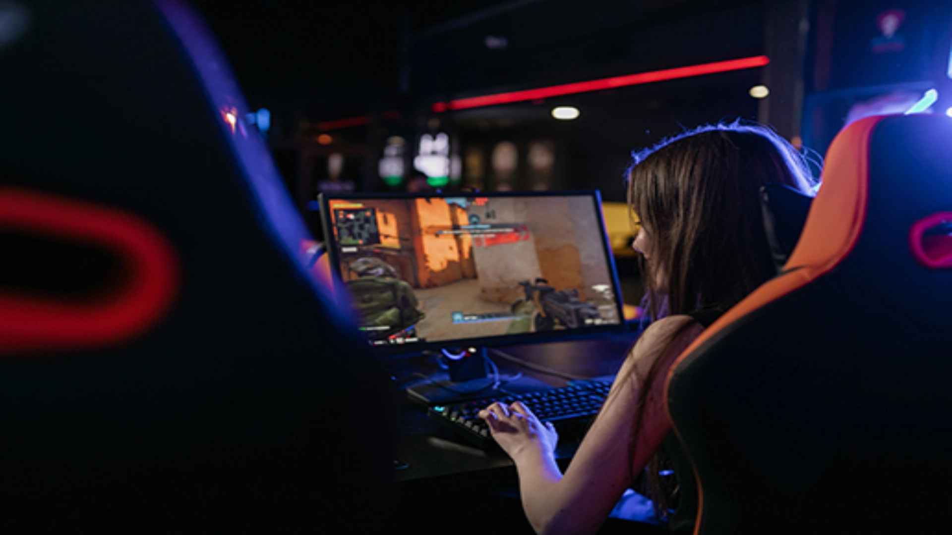 Random Rewards for Competitive Communities